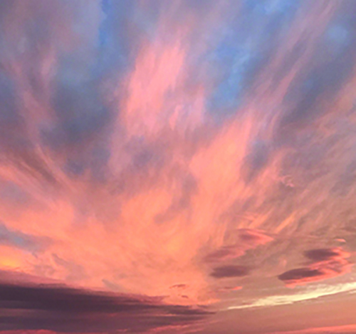 Photo Paradigme Créatif représentant des nuages au coucher du soleil rosatre